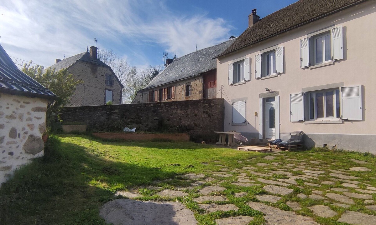 Oradour House | House in a pretty, typical Cantal village.