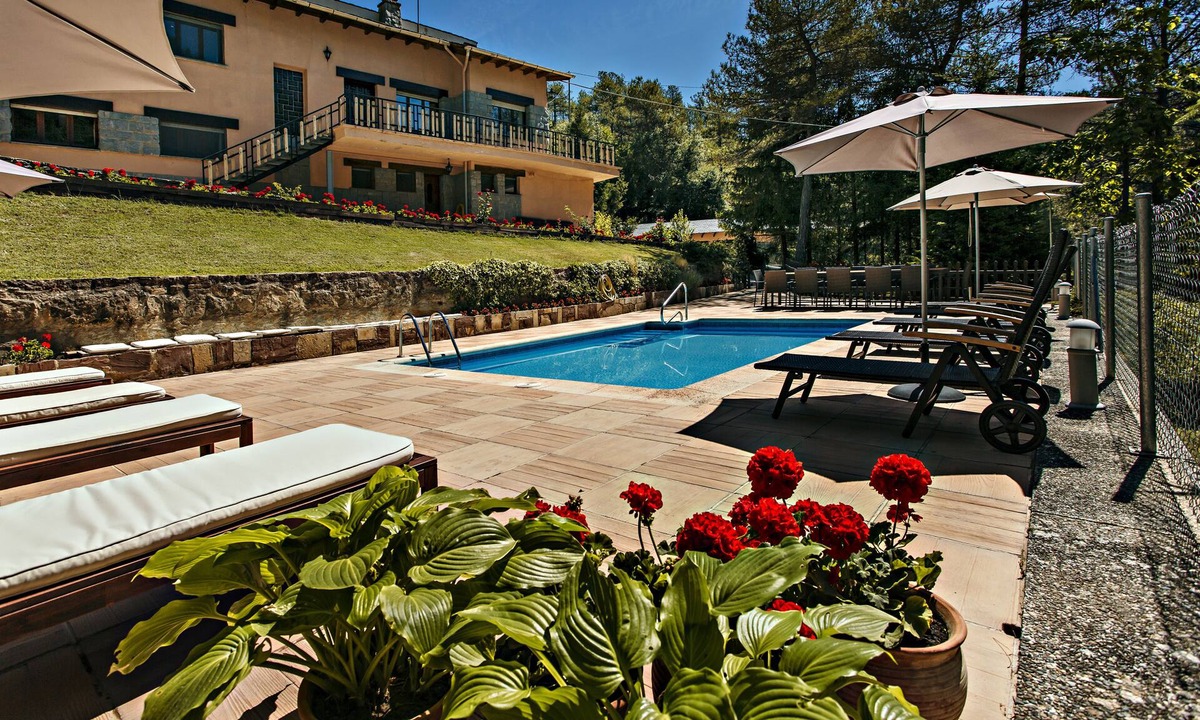 La Baronia de Rialb Cottage | House in the middle of nature with pool and garden. Pet friendly!