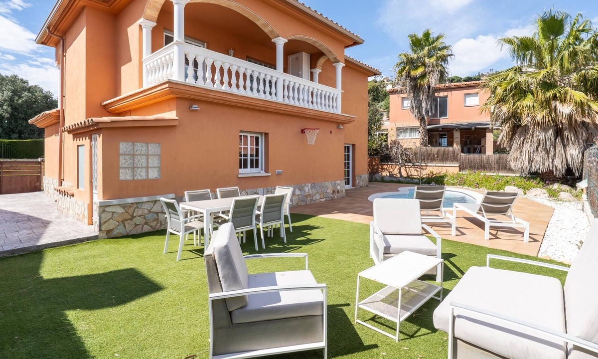 Castell-Platja d'Aro Villa | House with private pool and jacuzzi 2km beach