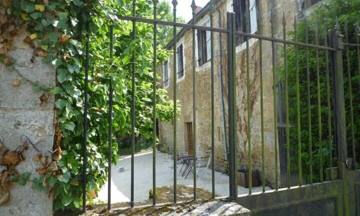 Strenquels House | IN A VERY NICE VILLAGE 4 travellers