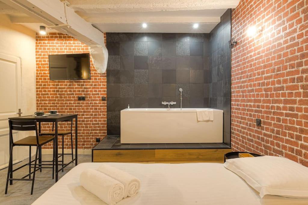 Old Lyon Apartment | Industrial-style studio with bathtub, Vieux-Lyon