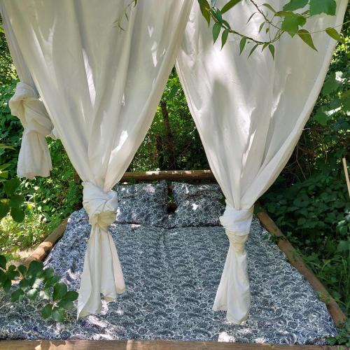 Saumane Other | Insolite - Nuit à la belle étoile dans gazébo thaï près de la rivière