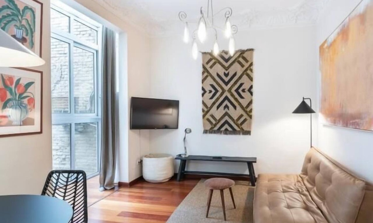 Dreta de l'Eixample Apartment | Intimate Eixample: art & style