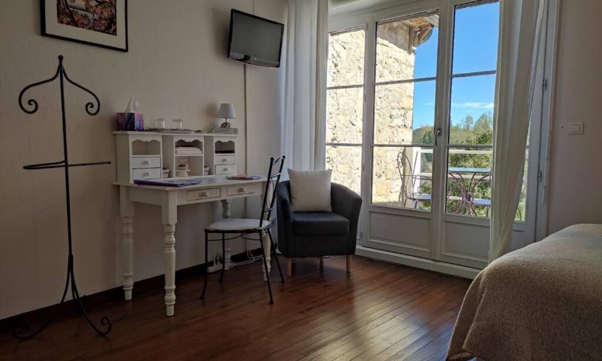 Oloron-Sainte-Marie Bed & Breakfast | Intimate Room with Terrace - OSSAU