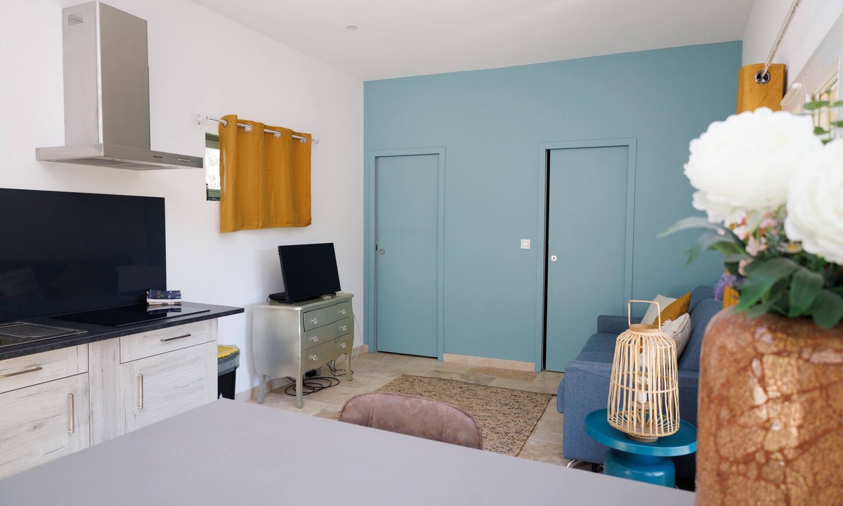 Uchaux House | L'ETANG DES CIGALES : Cosy, bright studio, natural pool, sleeps 2