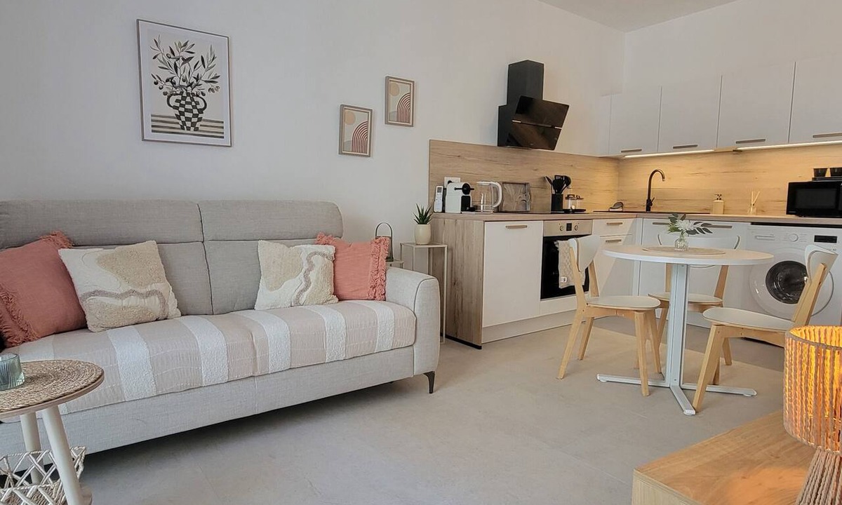 Sainte-Cecile-les-Vignes Apartment | L'instant Présent Wellness Center, Village