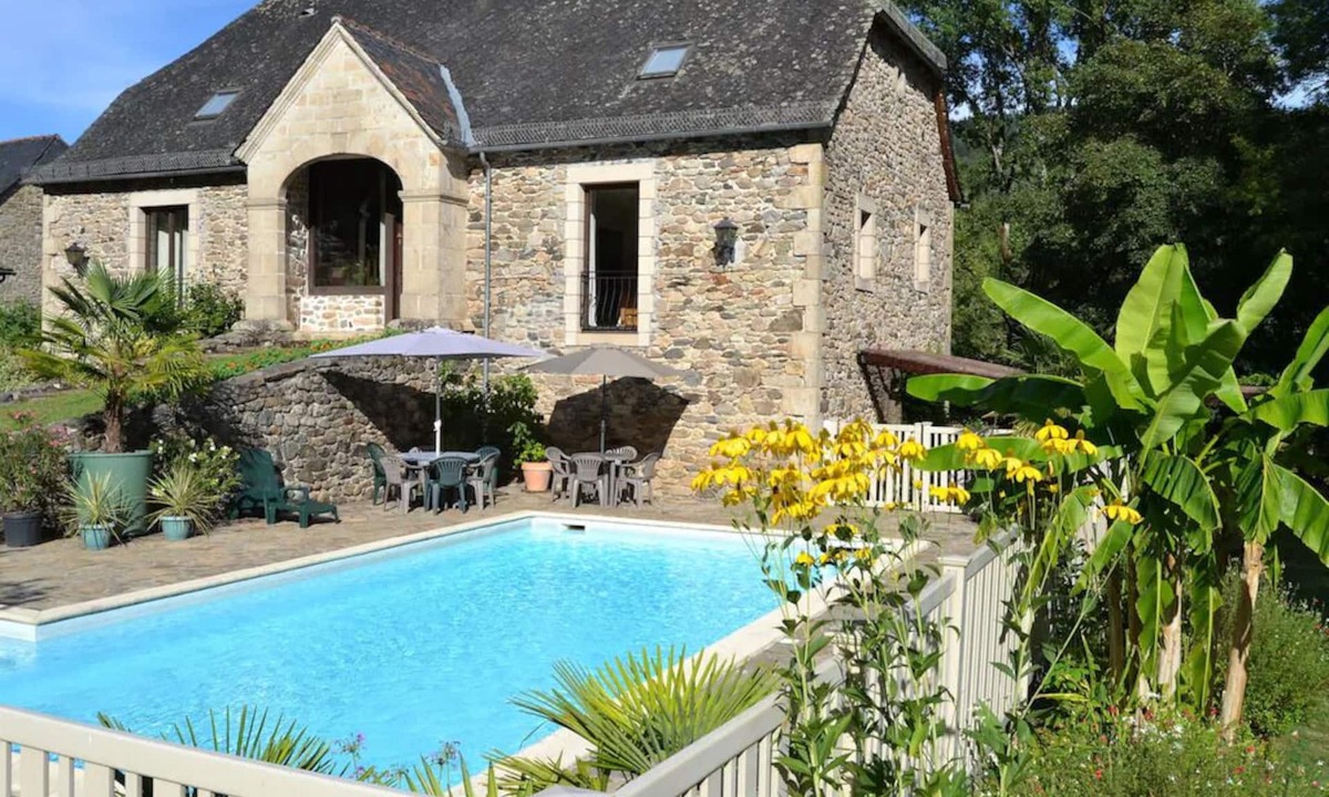 Monceaux-sur-Dordogne House | La Grange Riveraine: Spacious lodge on Dordogne with private pool, sleeps 15