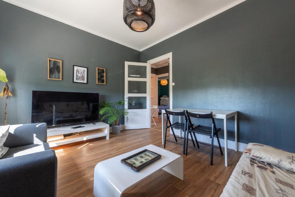 Grigny Apartment | La LYONNAISE - Climatisation - Proche Lyon et commodités, Transports, Tout équipé