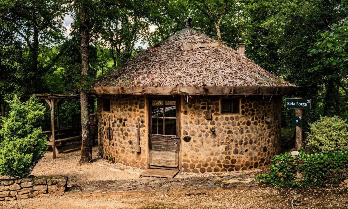 Saint-Amand-de-Coly Cabin | La Machòta Cabin (sleeps 4)