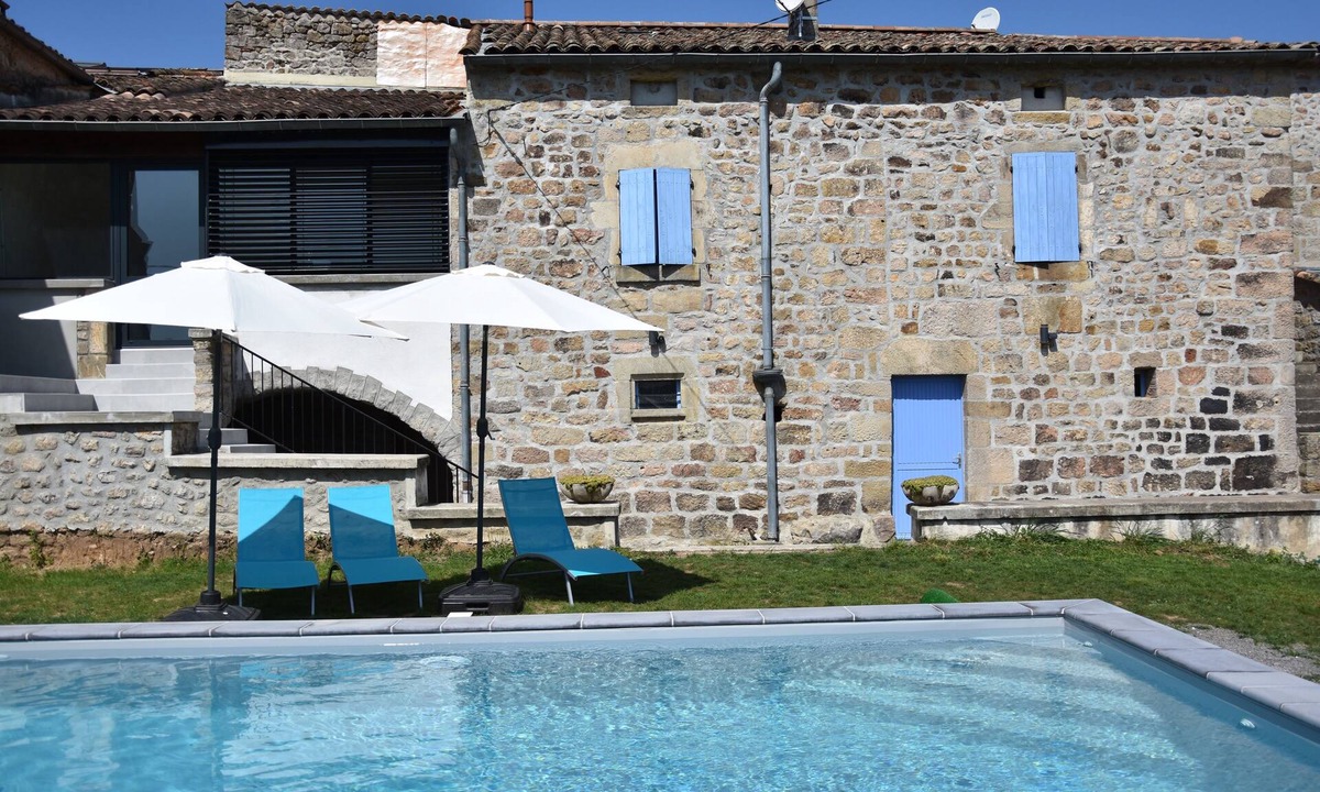 Ailhon House | "la Maison Bleue du Plot": Maison en Pierre Avec Piscine et Terrain de Pétanque