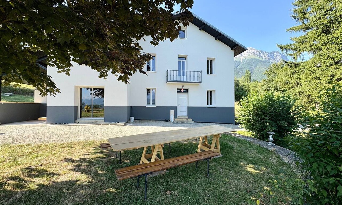 Saint-Jean-de-la-Porte House | La Pallud Holiday Home: Mountain View, Wi-Fi, Air Conditioning