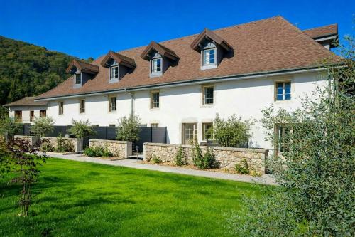 Conjux House | Lakeside Cottage Near Aix-Les-Bains