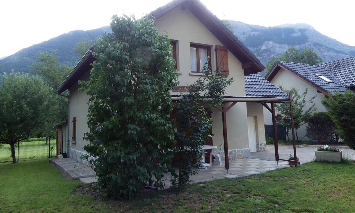 Le Bourg-d'Oisans House | large 5 bedroom chalet with garden