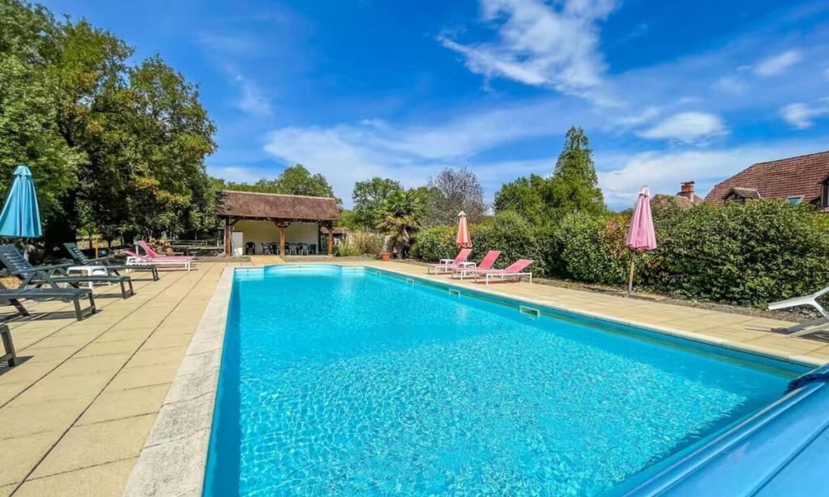 Martel Bed & Breakfast | ⭐ Large family gîte 15 pers - Swimming pool & jacuzzi