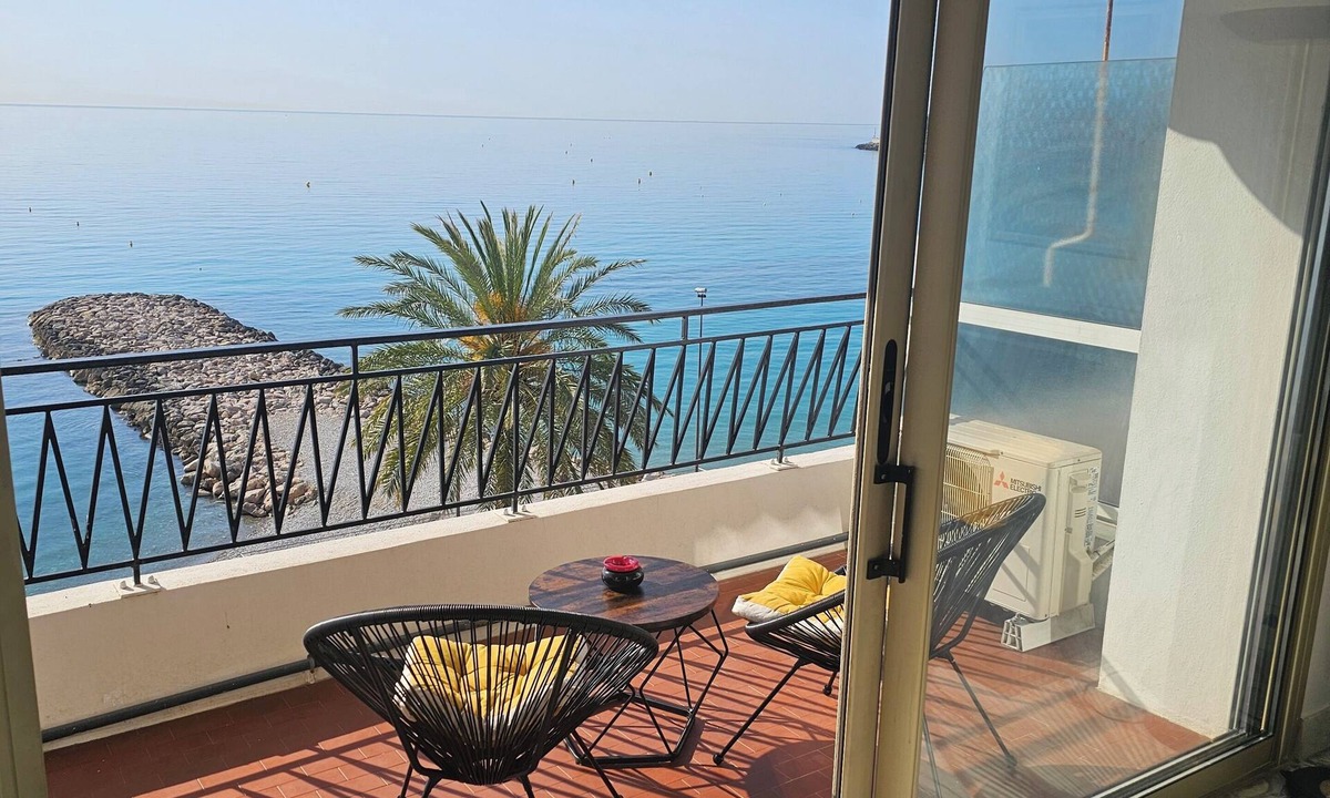 Roquebrune-Cap-Martin Apartment | Large Studio 40 m2, sleeping area, seafront