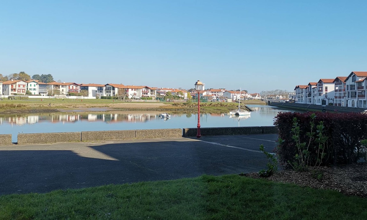 Behobie Apartment | Large studio waterfront beach 300 meters