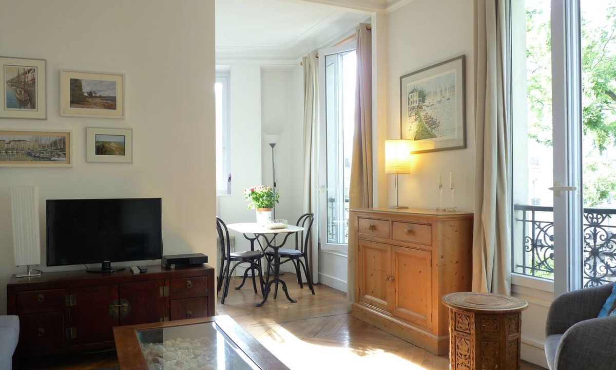 14th Arrondissement Apartment | Le Alesia : Classic French Apartment in Historic Montparnasse Area