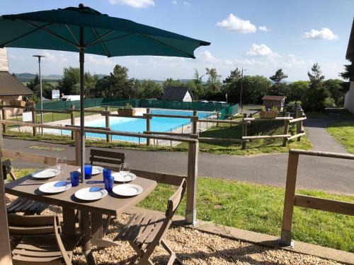 Besse-et-Saint-Anastaise Apartment | Le chalet de "Lamarmotte" T3 rénové avec terrasse sud en rez de jardin
