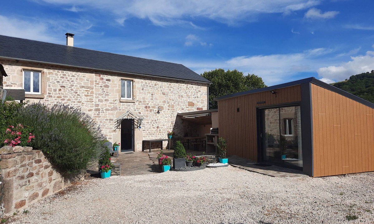 Recoules-Previnquieres House | Le Crochet de Pervenche, 4-star self-catering cottage in a quiet country setting