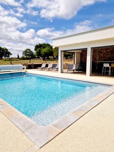 Gabriac Villa | Le Gîte "Aubrac" Haut de gamme, Jardin, Piscine