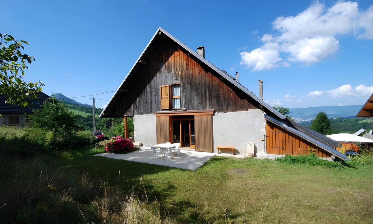 Thoiry House | Le gite à Géo – Charming Renovated House with Space, Authenticity, and Nature