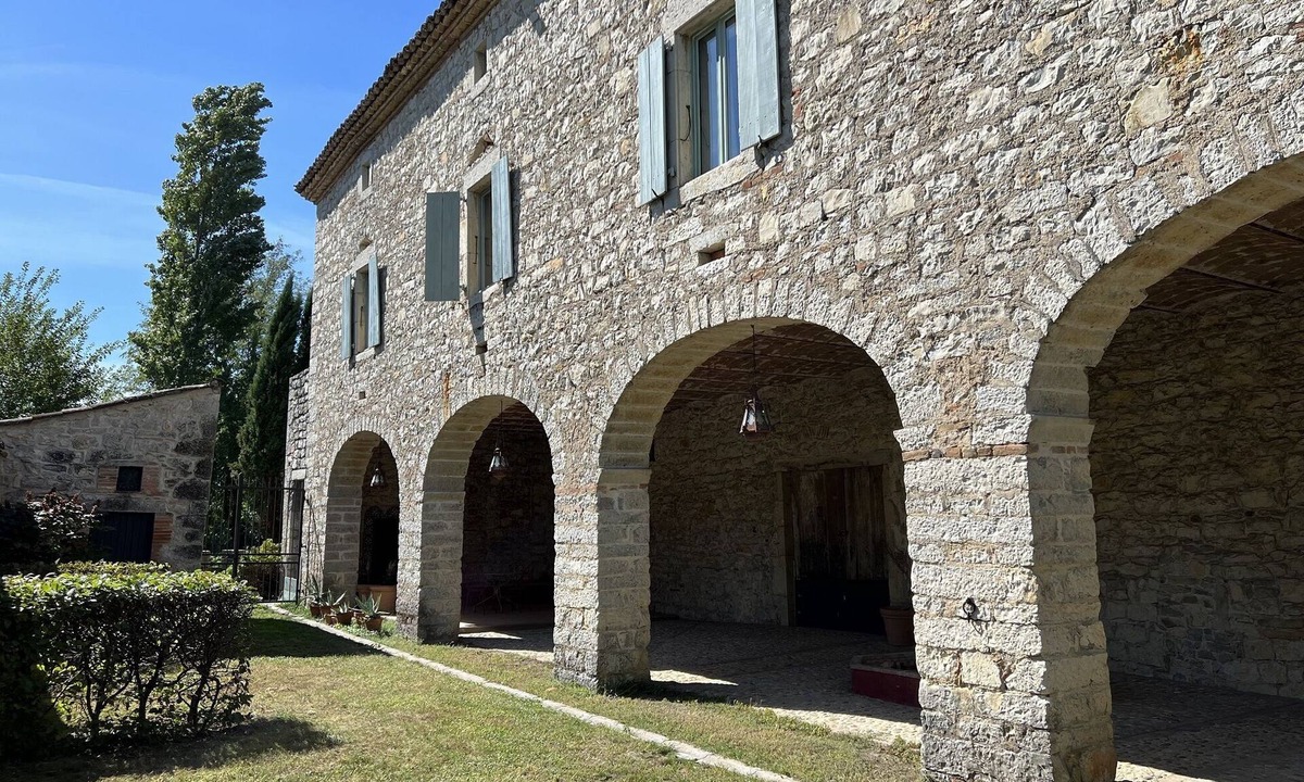 Berrias-et-Casteljau House | Le Mas de Jalès: A blend of traditional stonework and contemporary art