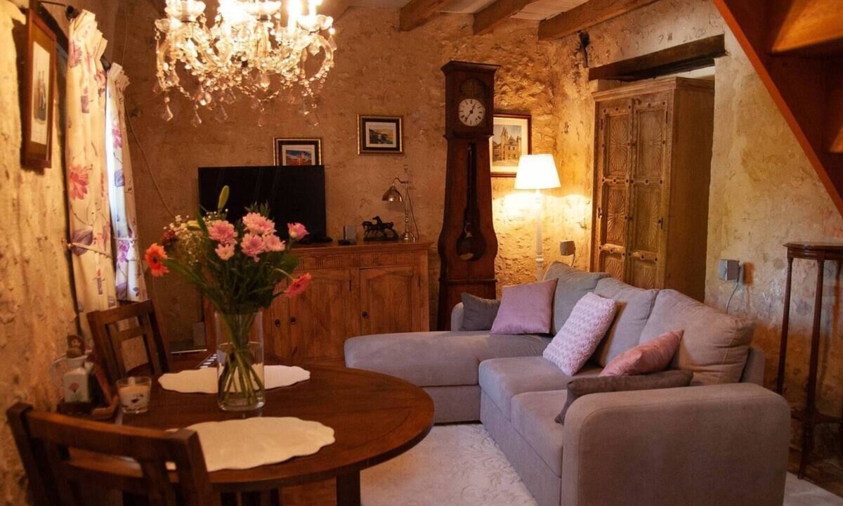 Bars Cottage | Le Revendeur charming cottage with private hottub!