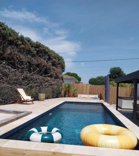 Mus House | Les brézines Piscine, Terrasse & Boules