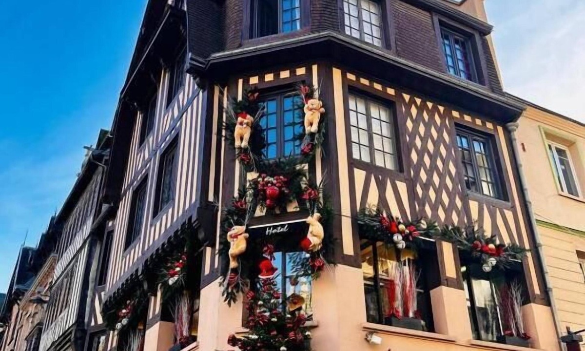 Quartier Vieux Marche-Cathedrale Hotel | Les Initiés