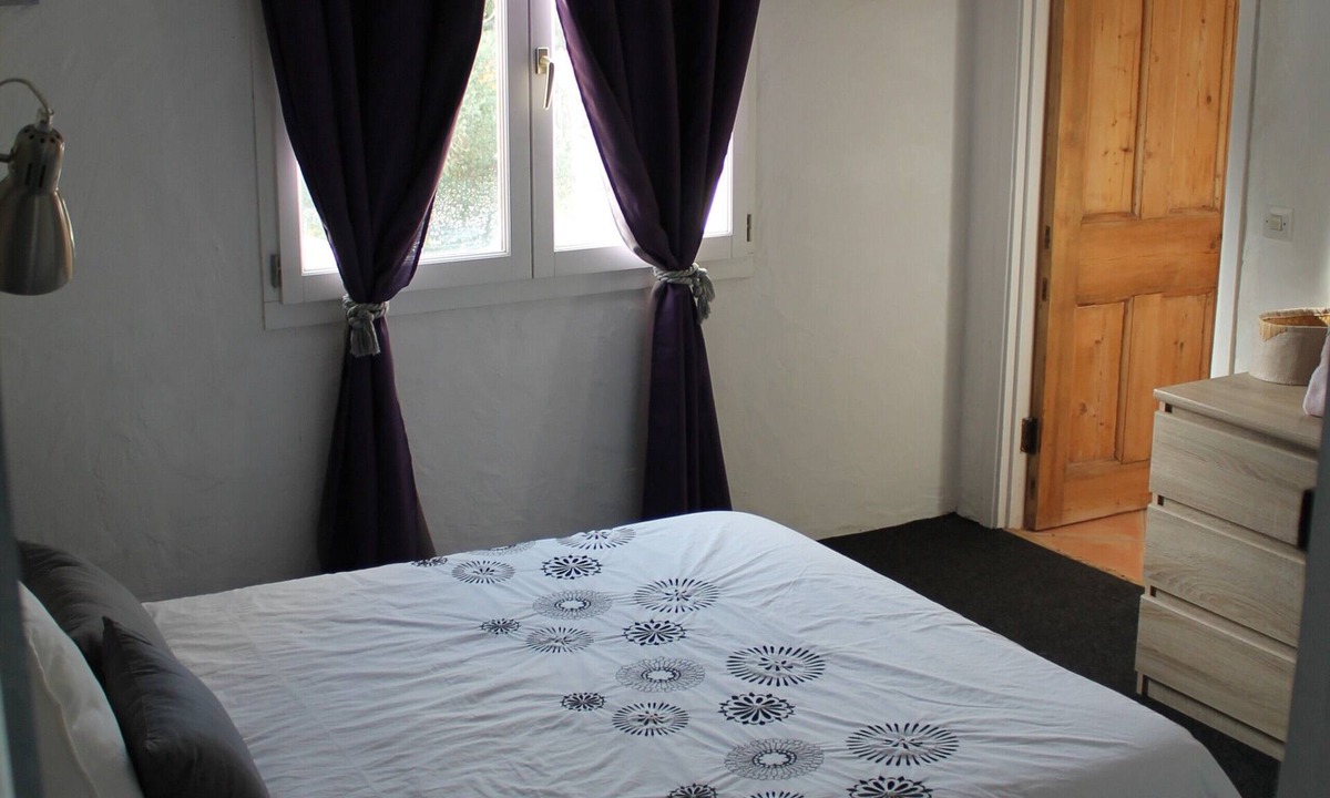Portes-en-Valdaine Bed & Breakfast | “Les Nougats” Room with Private Terrace, Shared Garden, and Wi-Fi