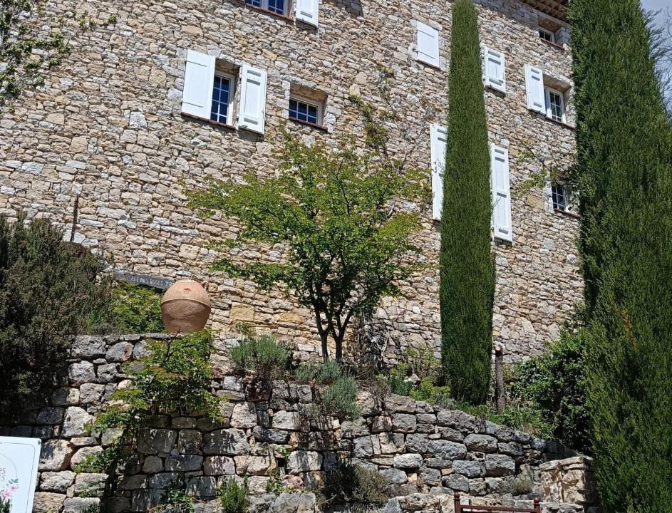 Bargeme House | Les Roses Trémières