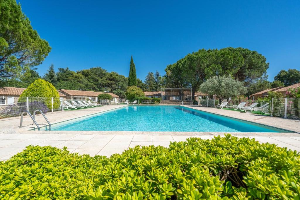 La Roque-sur-Pernes House | Logement avec terrasse et piscine n7