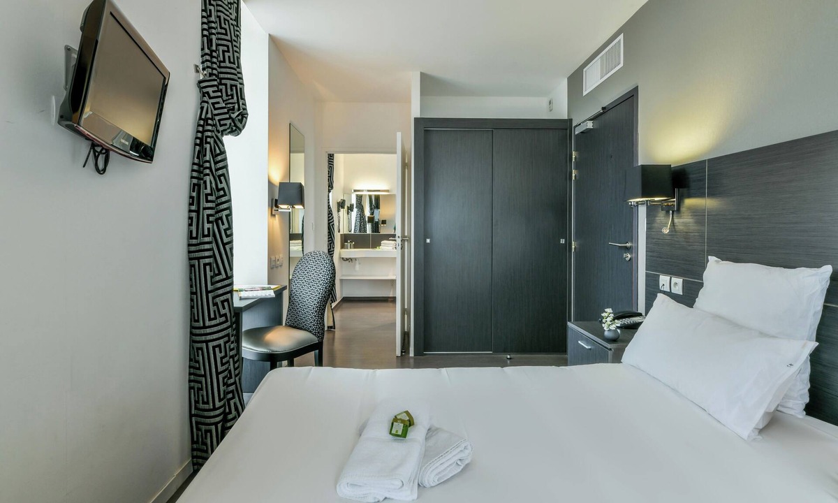 Cambo-les-Bains Hotel | Logis Hôtel & Restaurant La Villa Bleue