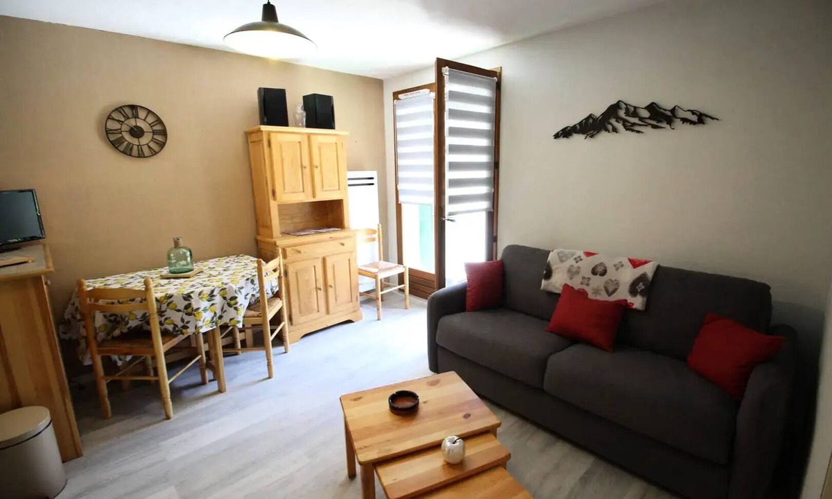 Bagneres-de-Luchon Apartment | LUCHON Apartment for 2–4 People LL Parking Large Balcony