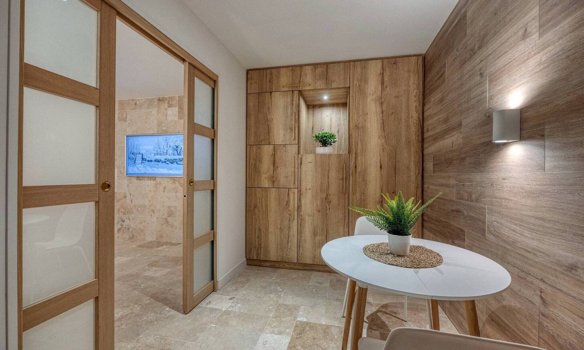 Saint-Martin-d'Heres Bed & Breakfast | Luxurious Romantic Suite with Jacuzzi, Wi-Fi, and Air Conditioning