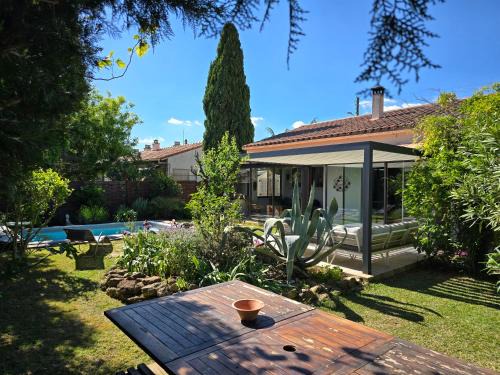 Salon-de-Provence Villa | Maison 150 m2 Climatisée, Jardin, Piscine, 7 pers