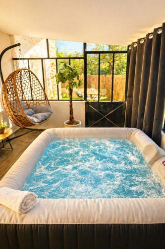 La Crau House | Maison avec Jacuzzi Privatif Calme Soleil Cote d Azur