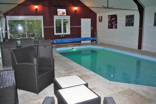 Chitenay House | maison d'hôtes Le Castanéen piscine intérieure