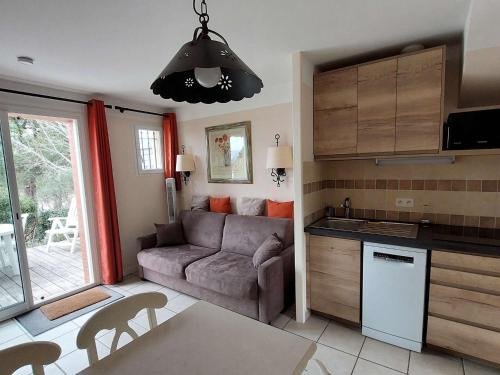 Rouret House | Maison Duplex 5p avec Terrasse, WIFI et Parking, Grospierres - FR-1-382-86