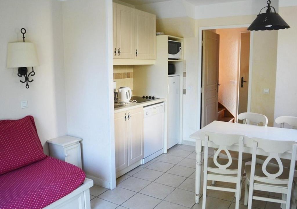 Rouret House | Maison en duplex avec terrasse, 6 pers, 3 pièces, à Grospierres, animaux admis, parking inclus - FR-1-382-23