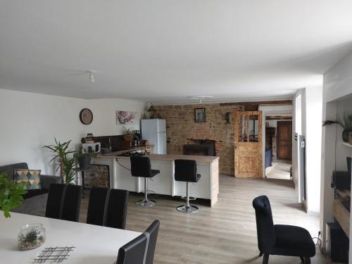 Saint-Quentin-la-Chabanne House | Maison spacieuse