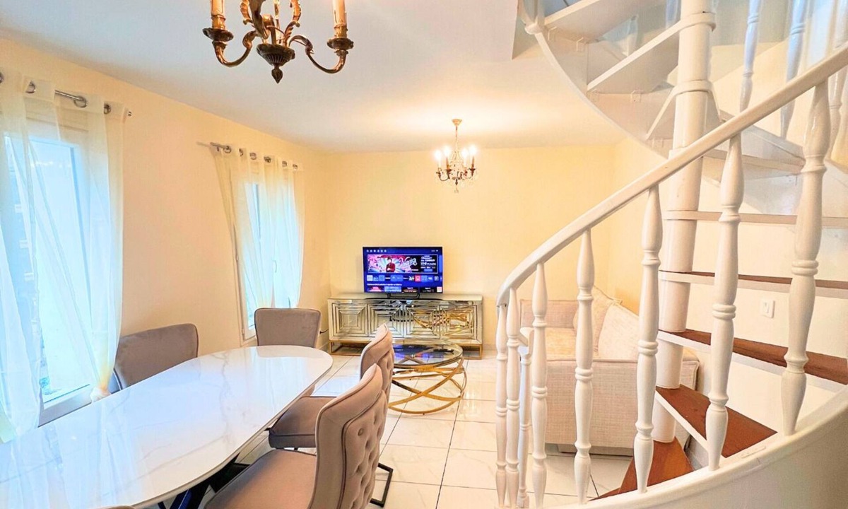 Sarcelles House | Maison Independente | 2 Bedrooms | 15min Paris by Train
