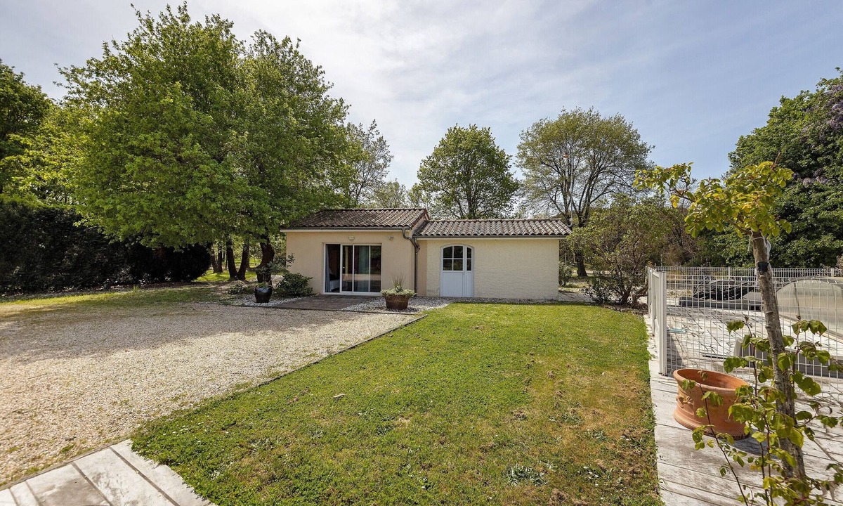 Begadan House | Maisonnette Le Cabassou du Médoc – Ground Floor, Near Beaches, Terrace, Pool Access