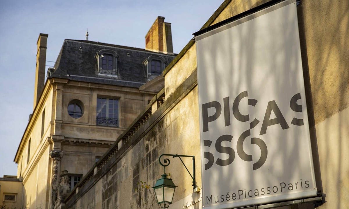Marais Apartment | Marais Rue Archives next to Picasso Museum, Place des Vosges,and Rue de Bretagne