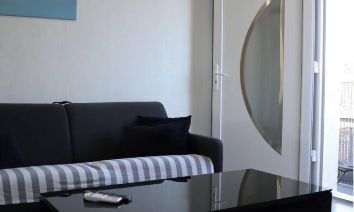 Saint-Mitre Apartment | Marseille Apartment T2 Swimming pool + Parking (on the 1st floor of a villa). Very quiet.