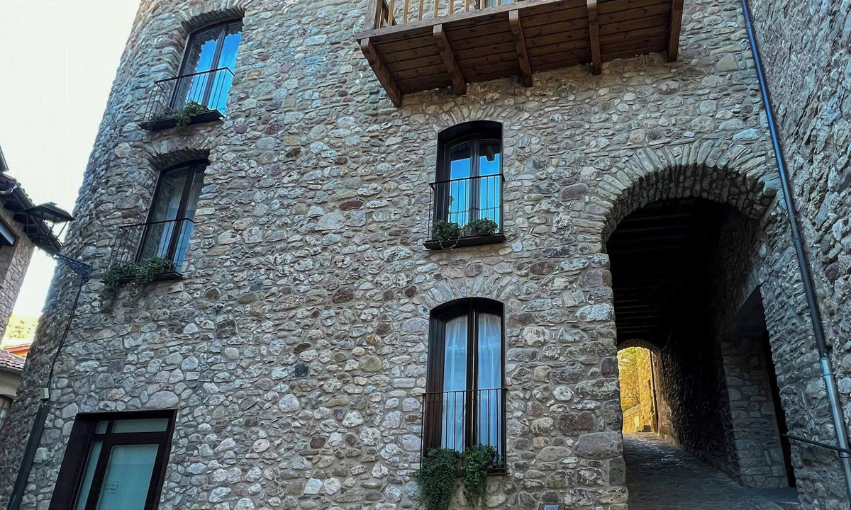 La Pobla de Lillet House | Medieval castle with spa in Pre-Pyrenees