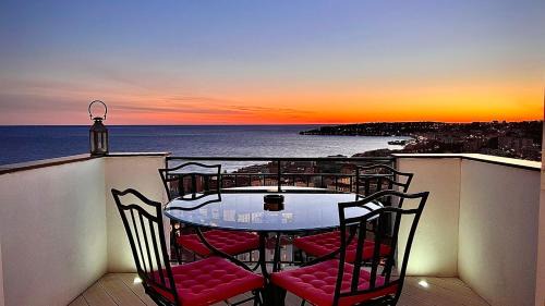 Menton Apartment | MINI-VILLA "SEAVIEWS BY JENNI MENTON" Calme,vue féérique,immense terrasse et parking privé à 5 minutes du coeur de ville