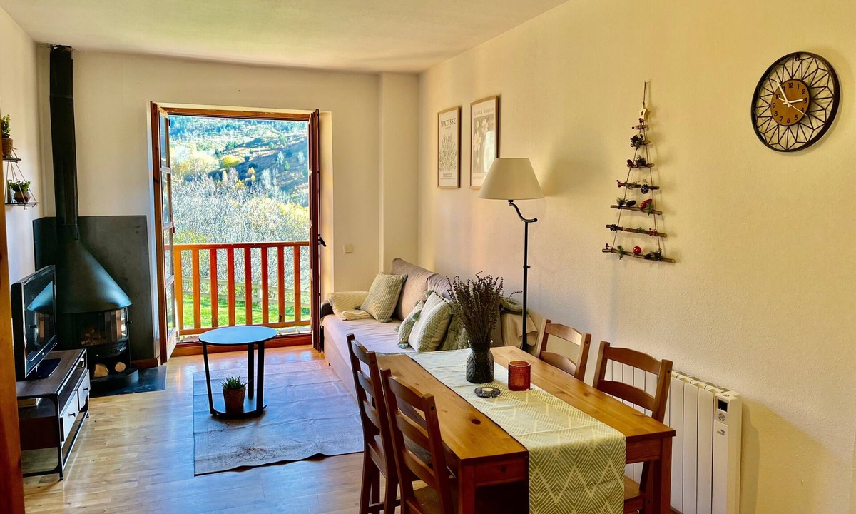 Taull Apartment | 'Mirador de la Neu' Apartment with Mountain Views, Shared Garden and Balcony