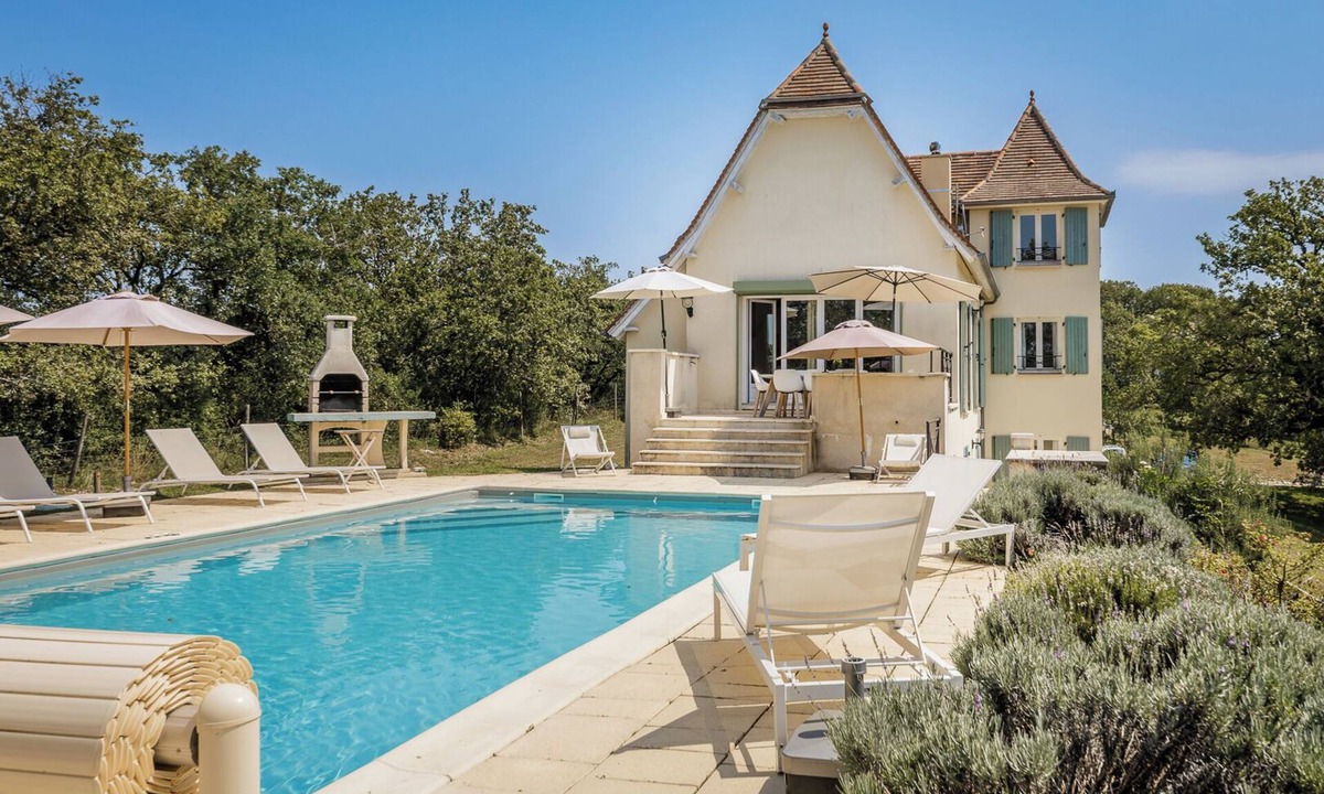 Martel House | Mirandole, modern holiday home with views and heated pool
