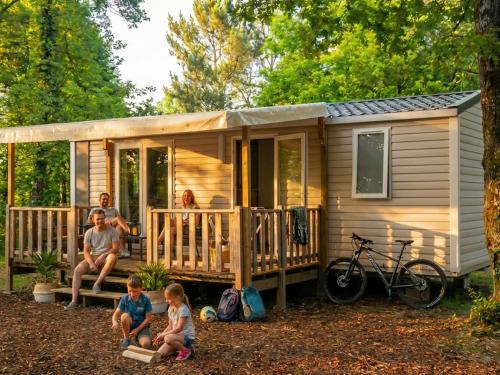 Saint-Gerons Other | Mobil-home confortable avec terrasse - 6 personnes - API-1-52-1308